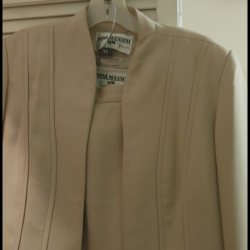 Ladies 2 PC suit - Picture 2 of 5